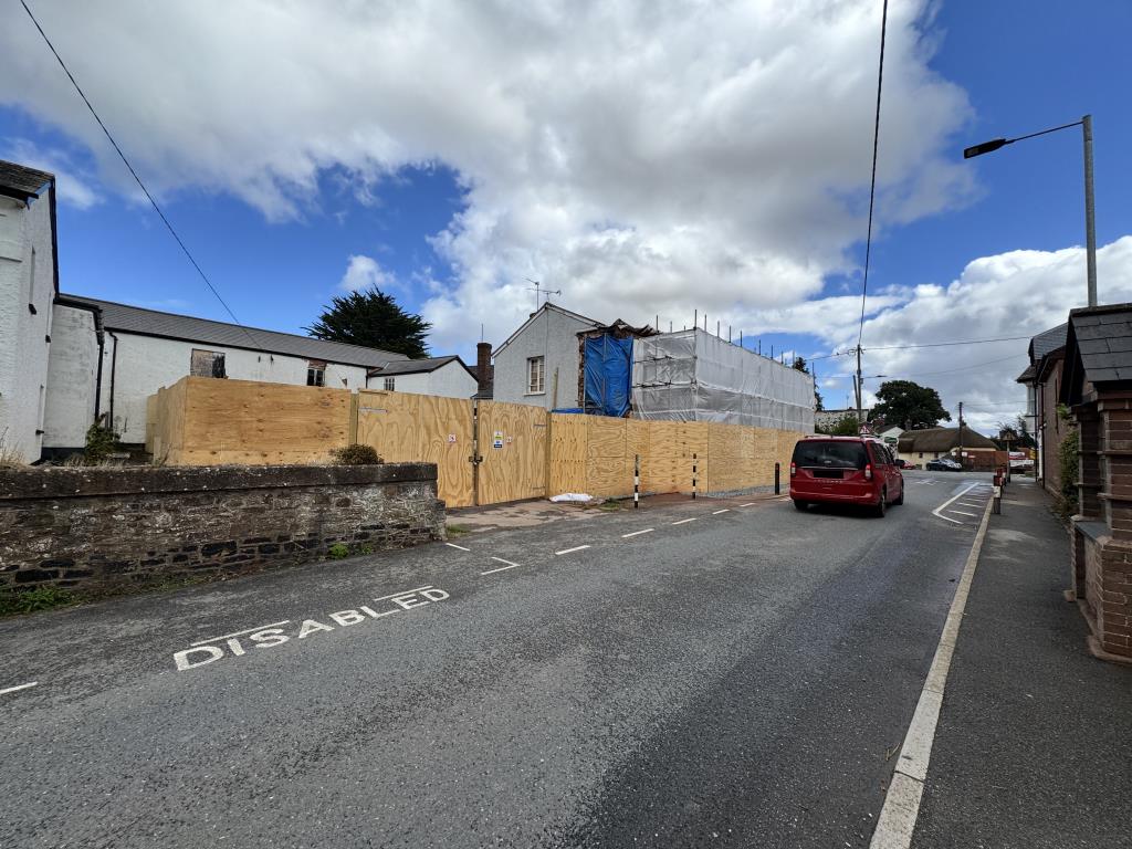 Lot: 195 - DILAPIDATED PUBLIC HOUSE WITH PLANNING FOR PART CONVERSION - Street view